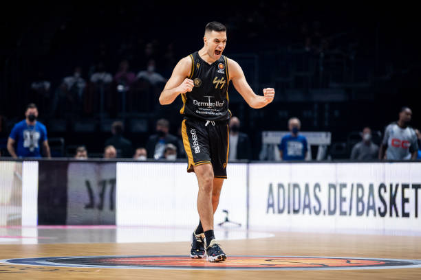 以在防守上 以在防守上